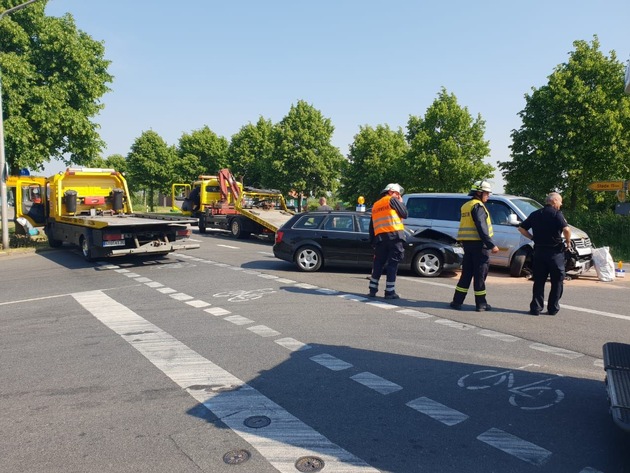 POL-STD: Vier Verletzte bei Unfall im Alten Land - Autos stoßen in Neuenschleuse zusammen
