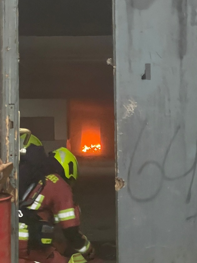 POL-ME: Brandstiftung in leerstehendem Firmengebäude - Velbert - 2207001