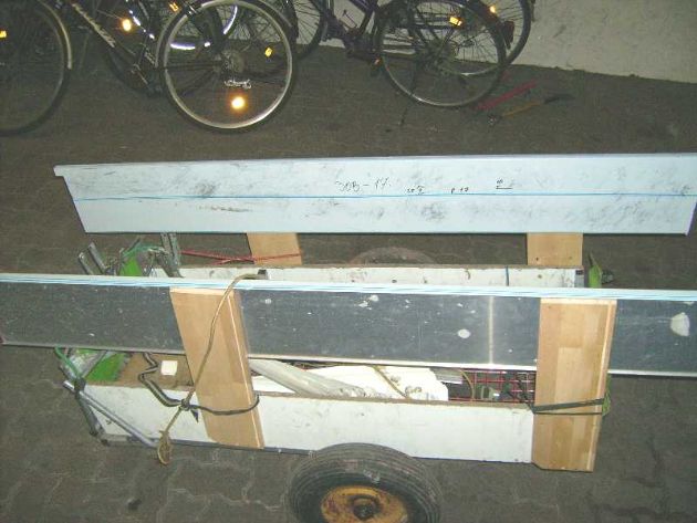 POL-H: Zeugenaufruf 
mit Fotos zum zurückgelassenen Fahrradanhänger

Versuchter Diebstahl von Baumaterialien 	
	Schlägerstraße / Südstadt