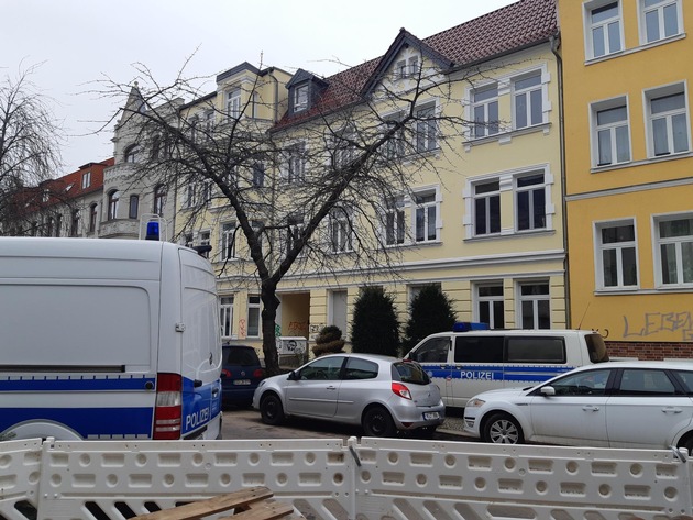 BPOL Halle: Festnahmen wegen des dringenden Tatverdachts der gewerbsmäßigen Urkundenfälschung - Durchsuchungen in Fälscherwerkstatt in Magdeburg