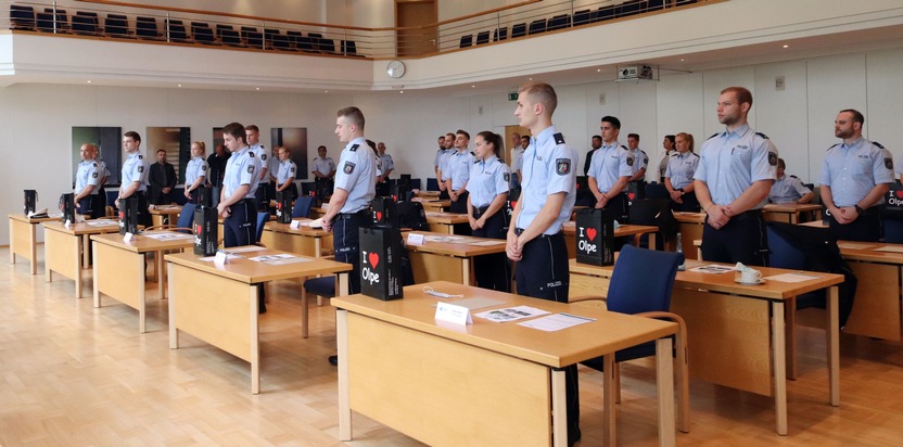 POL-OE: Neue Polizeikommissarinnen und -kommissare verstärken die KPB Olpe