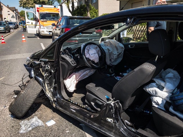 FW-RE: Verkehrsunfall mit technischer Rettung