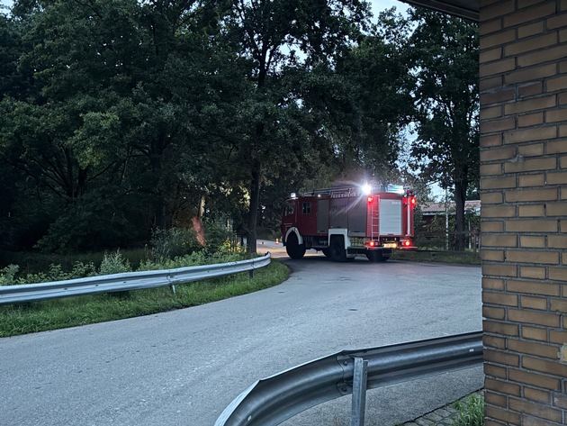 FW Flotwedel: Ölfilm auf der Aller - Leckgeschlagener Hydraulikzylinder sorgt für Feuerwehreinsatz