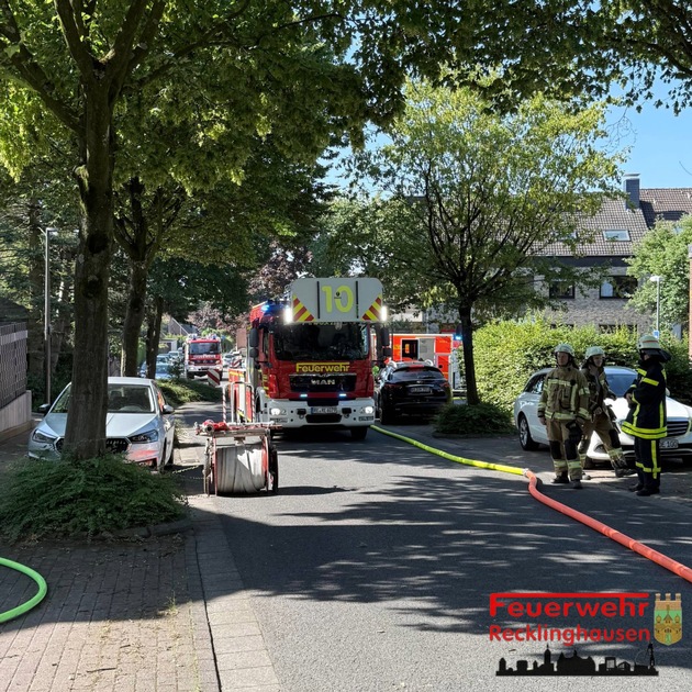 FW-RE: Kellerbrand in Recklinghausen-Ost - Keine Verletzten, zwei Personen vorsorglich ins Krankenhaus gebracht