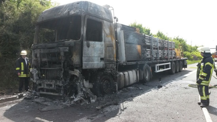 FW-HAAN: Mit Holz beladener Sattelzug brennt auf der A 46