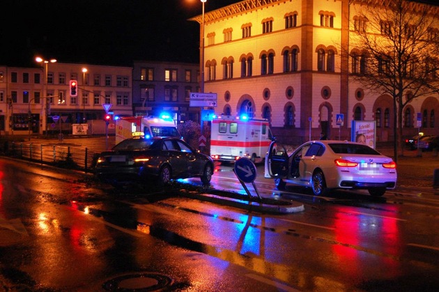 POL-PPWP: Unfall: Zwei Verletzte und mehr als 35.000 Euro Schaden