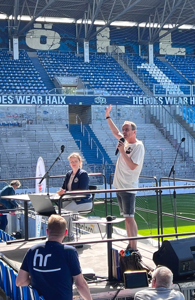 Stefan Gemmel begeistert Schulklassen bei einer Lesung des PEN Deutschland im Stadion Darmstadt mit RID-Weltrekord