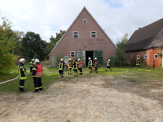 POL-STD: Kinder entzünden Feuer in leerstehenden landwirtschaftlichen Gebäude in Fredenbeck