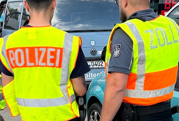 HZA-EF: Großkontrolle des Zolls auf Autobahn 72 / Zoll und Polizei auf Rastanlage Großzöbern im Einsatz