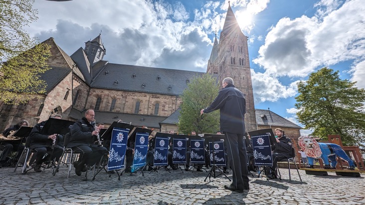 POL-HPE: Hessentagsvorbereitungen auf der Zielgeraden - Enthüllung des Hessentagslöwen zwischen Dom und Rathaus Fritzlar läutet Schlussspurt ein
