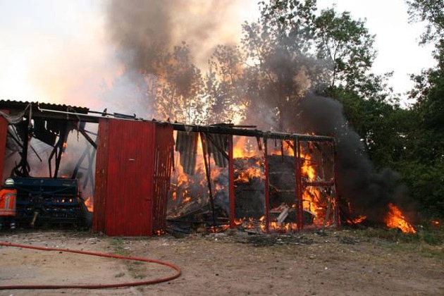 POL-NI: Scheune durch Feuer vollstaendig vernichtet - Bilder im Download -