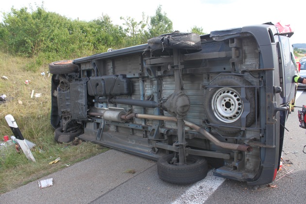 POL-PDKL: A63/Winnweiler, Überschlag nach Reifenplatzer, 2 Leichtverletzte