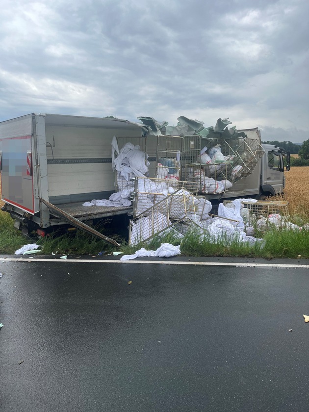 POL-BI: LKW bei Unfall aufgerissen