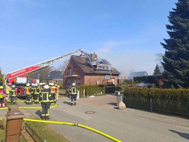 POL-STD: Dachstuhlbrand in Nindorf - Großalarm für die Feuerwehren in der Samtgemeinde Apensen, Unfall im Rüstjer Forst - Polizei sucht Zeugen