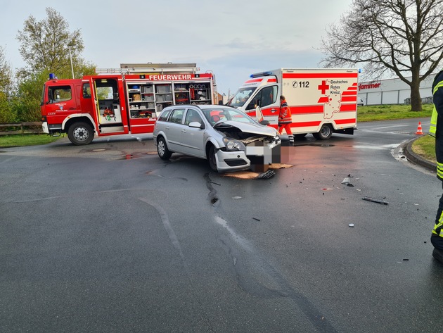 FFW Schiffdorf: Zwei Personen verletzt: Verkehrsunfall im Spadener Gewerbegebiet