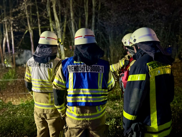 FW-RE: Drei Brandeinsätze in der Nacht - ausgedehnter Laubenbrand fordert Einsatzkräfte