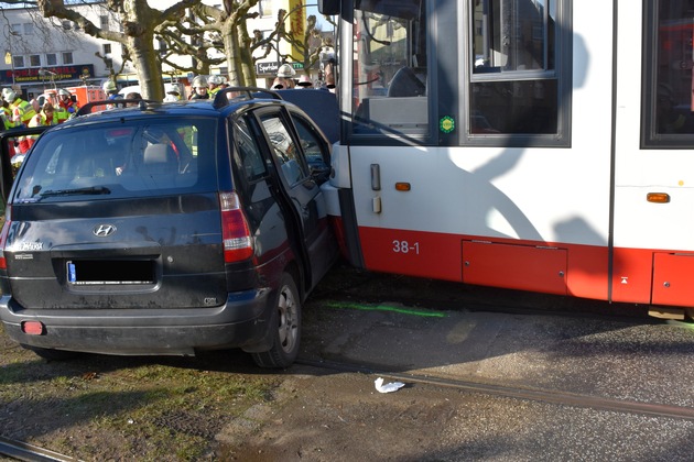 FW-DO: Straßenbahn stößt mit PKW zusammen