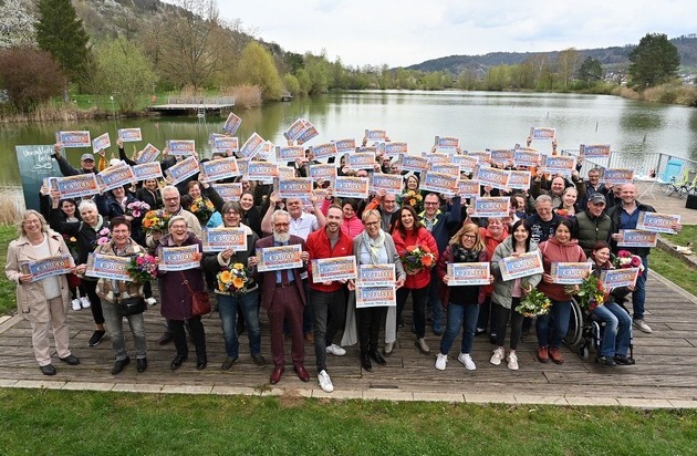 Deutsche Postcode Lotterie: Postcode-Party in Plüderhausen: Katarina Witt verteilt 1,4 Millionen Euro an 119 Gewinner*innen