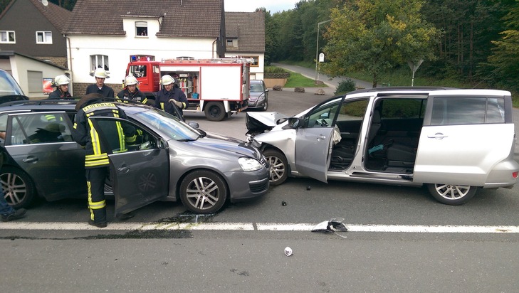 FW-OE: Verkehrsunfall mit vier beteiligten PKW, 1 Fahrer leicht verletzt