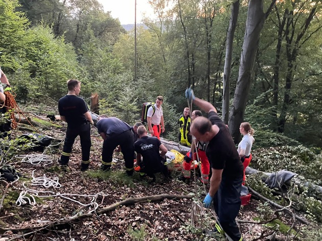 FW Hennef: Hilflose Person aus Brölbach gerettet - Durch Jugendfeuerwehr endeckt