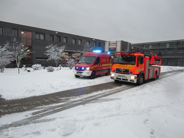 FW-MH: Rettungsdienstfahrzeuge der Feuerwehr mit Schneeketten im Einsatz/
93 Einsätze für die Feuerwehr Mülheim.