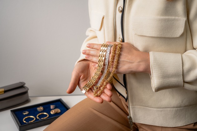 Old gold makes wishes come true / Sharps Pixley - a member of Degussa, expands gold buying service