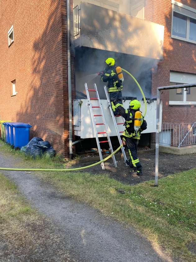FW-OB: Balkonbrand im Hinterhof