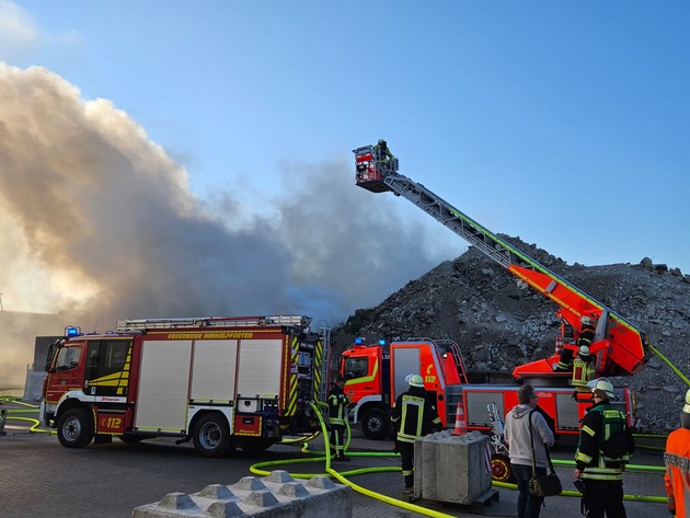 POL-STD: Großalarm für die Feuerwehren aus der Samtgemeinde Oldendorf-Himmelpforten - Brand auf Gelände eines Recyclingunternehmens