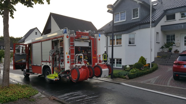 FW-AR: Feuerwehr kann Hecke in Voßwinkel schnell löschen und Übergreifen des Feuers verhindern