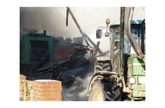 POL-WL: Brackel - Frau rettet Pferde aus brennendem Gebäude