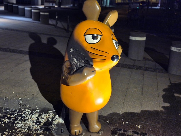 Maus-Figur in Köln in Brand gesetzt