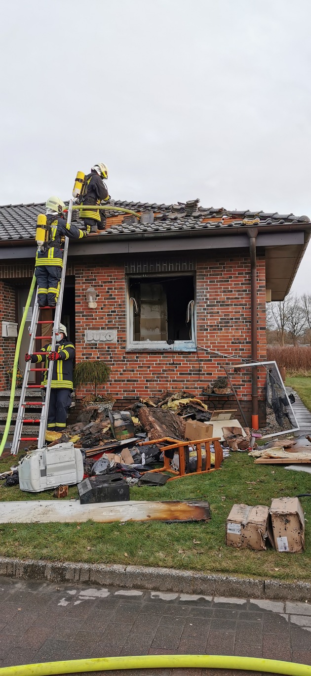 FW-RD: Küche ausgebrannt - 40 Einsatzkräfte hatten das Feuer schnell unter Kontrolle In der Straße Am Sandberg, in Lohe-Föhrden, kam es am Sonnabend (06.03.2021) gegen 15:34 Uhr zu einem Feuer.