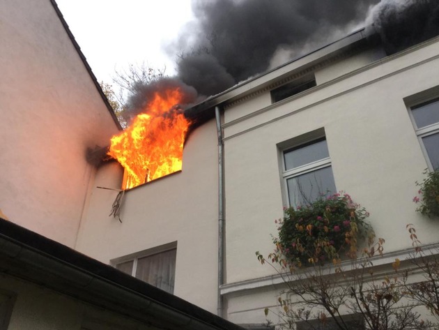 FW-BN: Ausgedehnter Wohnungsbrand in der Bonner Altstadt, das Übergreifen auf die Nachbarbebauung konnte verhindert werden.