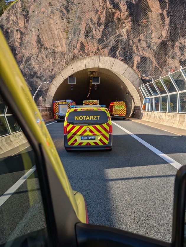 FW Dresden: Feuerwehreinsätze auf den Autobahnen A4 und A17