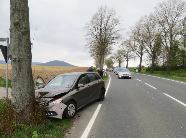 POL-HM: Verkehrsunfälle entlang der Bundesstraße 1 - zwei Verletzte und 50.000 Euro Schaden