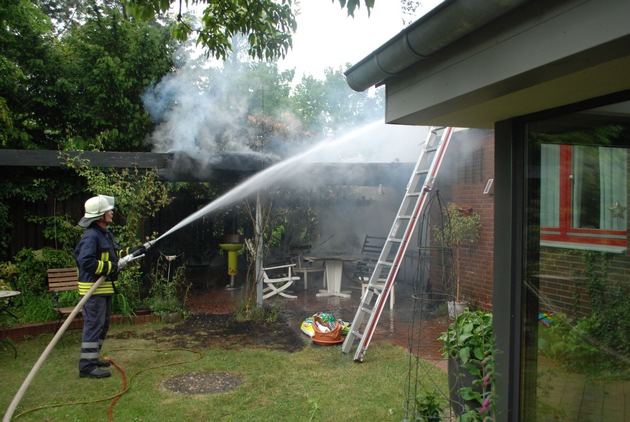 POL-NI: Terrassenüberdachung in Brand geraten - 10.000 Euro Schaden -Bild im Download-