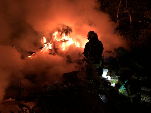 KFV-CW: Feuerwehr verhindert Ausdehnung eines Holzlagerbrandes