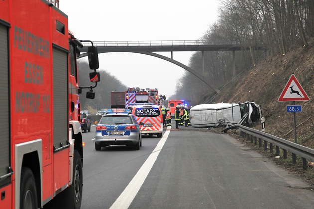 FW-E: Alleinunfall eines Transporters, Fahrer schwer verletzt