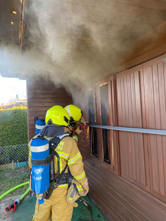 FW Ratingen: Brand in Laube - Feuerwehr im Einsatz