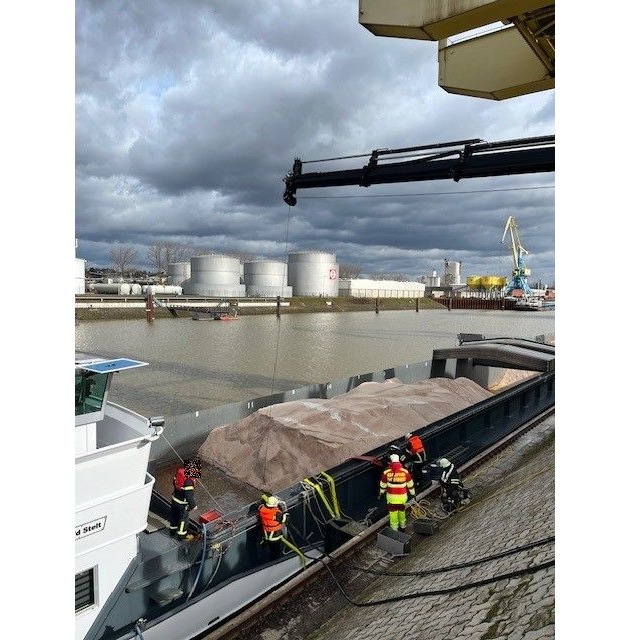 PP-ELT: Leckage an Gütermotorschiff im Hafen Andernach
