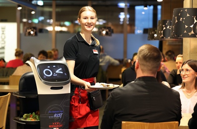 XXXLutz Deutschland: Servier-Roboter "Lutzi" unterstützt das Personal in den XXXLutz Restaurants und überrascht die Gäste