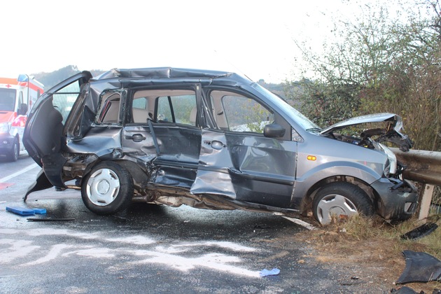 POL-PDKL: Schwerer Verkehrsunfall mit drei Schwerverletzten