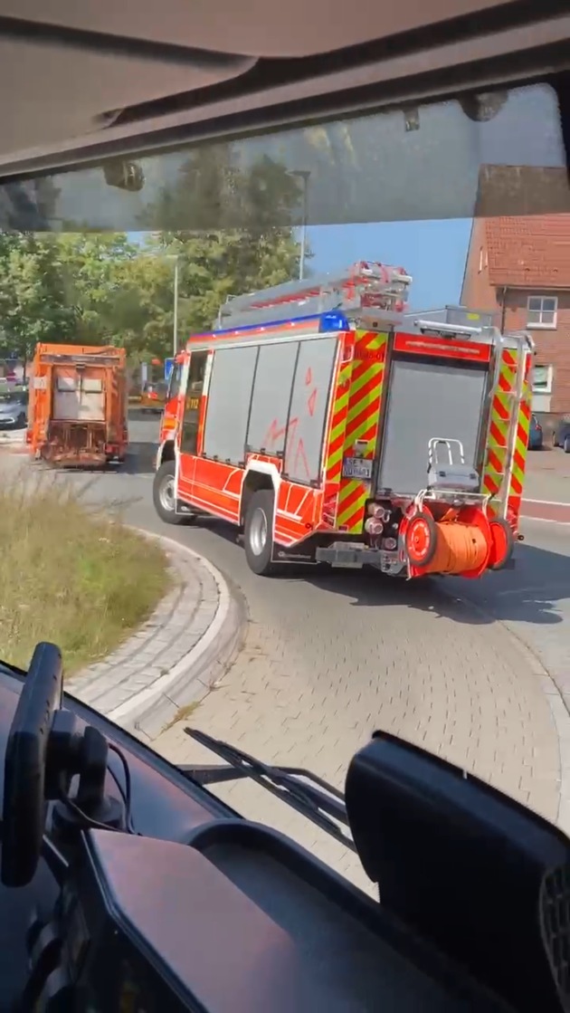 FW Norderstedt: Feuerwehr eskortiert Müllfahrzeug