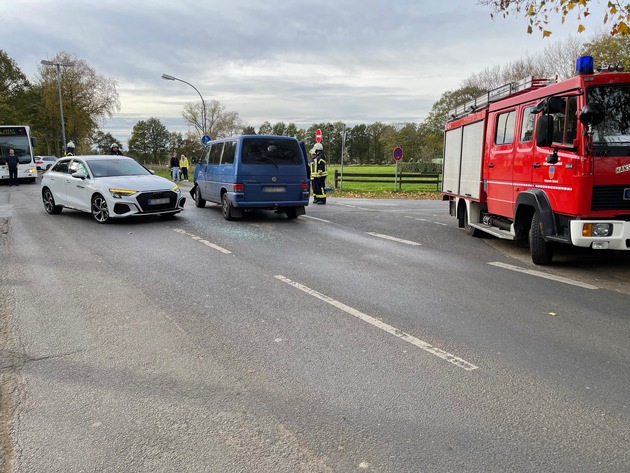 FFW Fredenbeck: Verkehrsunfall zwischen zwei PKW sorgt für lange Staus in Fredenbeck / Zwei Erwachsene und drei Kinder bleiben unverletzt