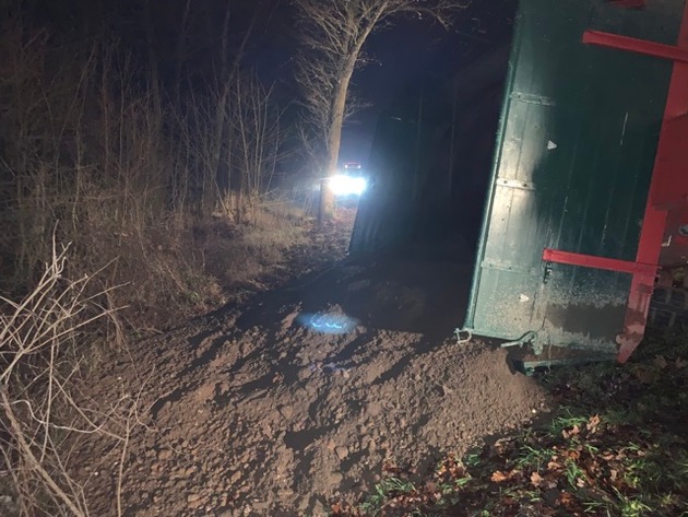 POL-CE: Celle - Traktor-Anhänger mit Mutterboden auf Bundesstraße umgekippt