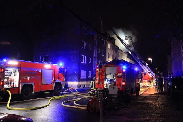 FW-E: Dachstuhlbrand in Mehrfamilienhaus in Essen-Altenessen, eine Person durch Rettungsdienst versorgt