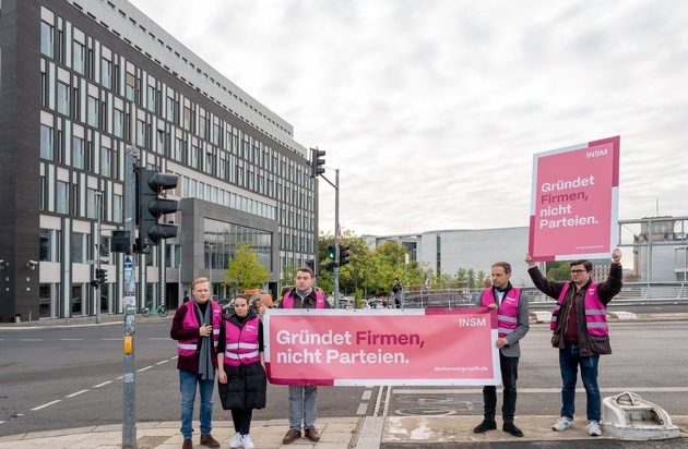 Initiative Neue Soziale Marktwirtschaft (INSM): INSM demonstriert vor Wagenknecht-Pressekonferenz: Gründet Firmen, nicht Parteien