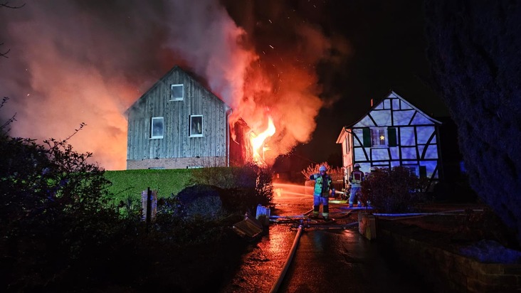 FW Burscheid: Fachwerkhaus bei Brand zerstört