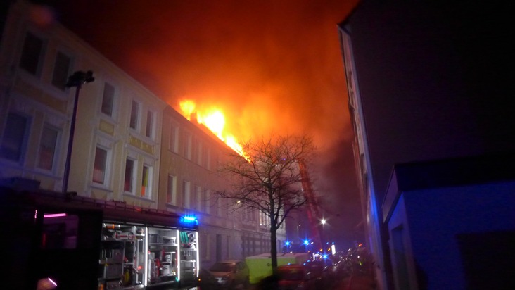 FW-OB: Feuerwehr Oberhausen rettet drei Personen bei einem Wohnungsbrand in Alstaden - Einsatzkräfte über mehrere Stunden im Großeinsatz