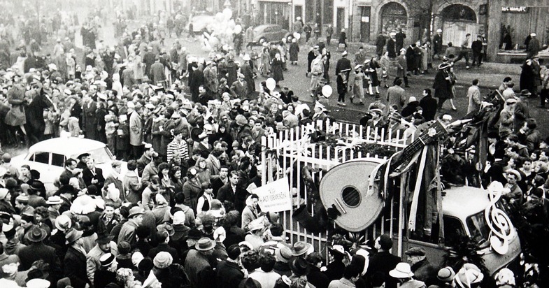 Zum 66. Mal beim Härtetest mit &quot;Kamelle&quot; und &quot;Strüßjer&quot;: Ford unterstützt den Kölner Rosenmontagszug 2017 mit Transit Bagagewagen-Flotte und über 70 Freiwilligen